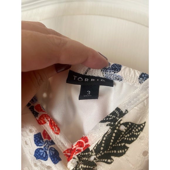 NWOT Torrid Size 3 White Eyelet Floral Design Tank Top - Picture 3 of 4